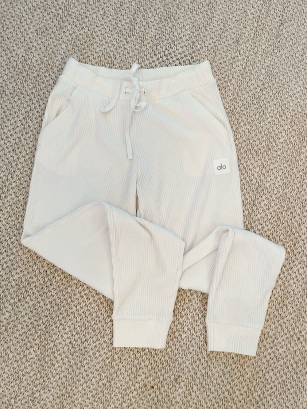 Alo Yoga Muse Sweatpant Ivory Ribbed Knit Gathered Ankle Jogger Size Medium M